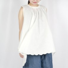 画像2: tumugu:　スカラップ刺繍 コットンリネンボイル ノースリーブプルオーバー　3色 (2)