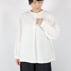 画像1:  tukuroi 製品染め ジャガード 2WAY 衿 フリル プルオーバー  オフシロ (1)